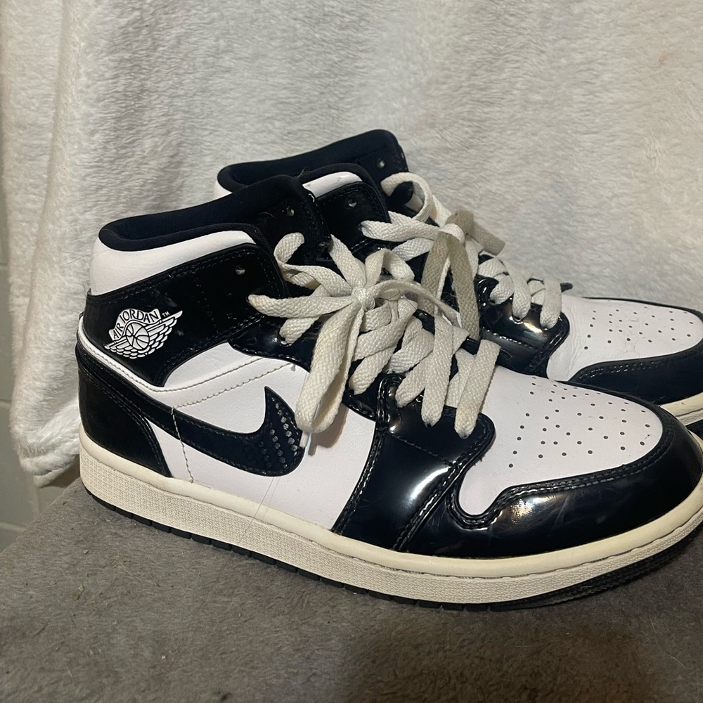 Nike jordan 1s high tops size 8 men’s lightly loved very minimal creasing.